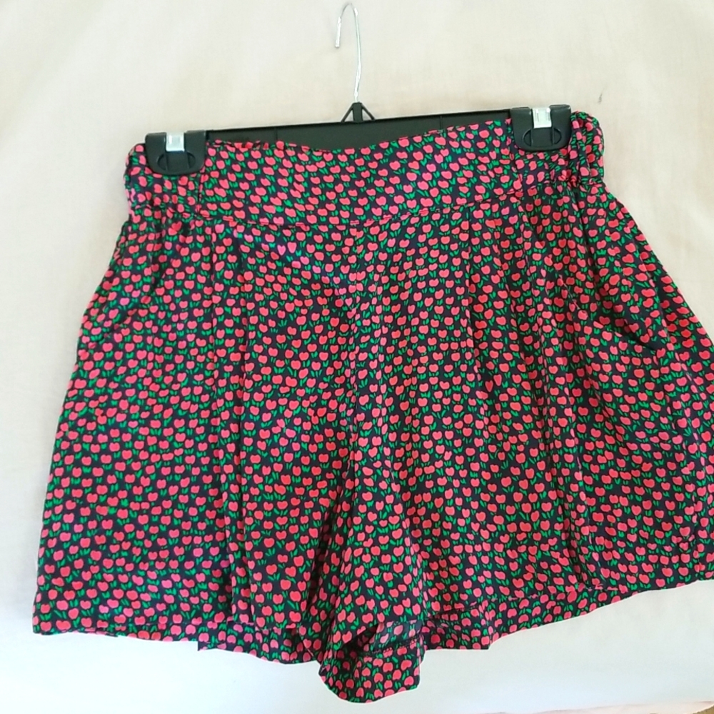 Flowing shorts with side pockets
